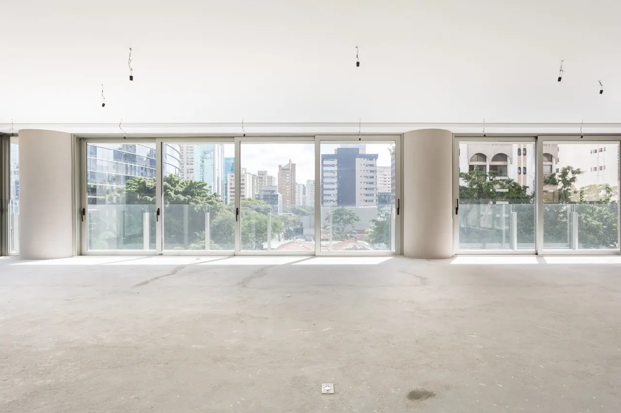 Living do apartamento no Casa Leopoldo, com janelas do piso ao teto voltadas para o Itaim Bibi