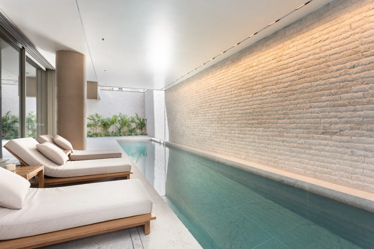 Piscina coberta do condomínio Casa Leopoldo, com espreguiçadeiras
